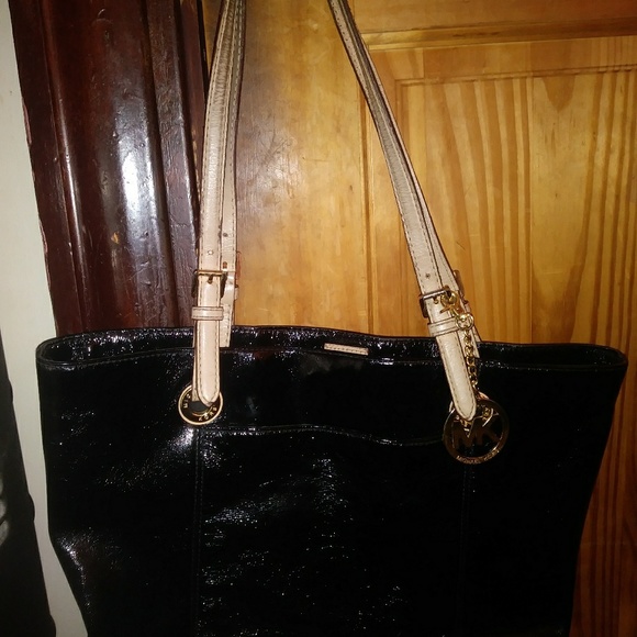 Black Micheal kors purse - Picture 4 of 4